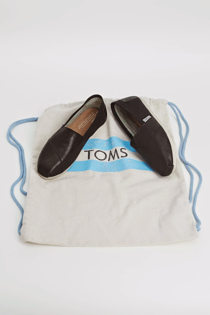 target for toms, target, collaboration, give back, blanket, shoes, holiday gift guide, accessories, theptowngirls, fashion blogger, portland blogger